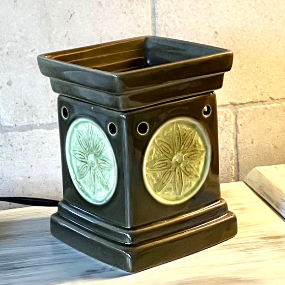 Scentsy Wax Warmer & Wax Cubes - Picture 1 of 12